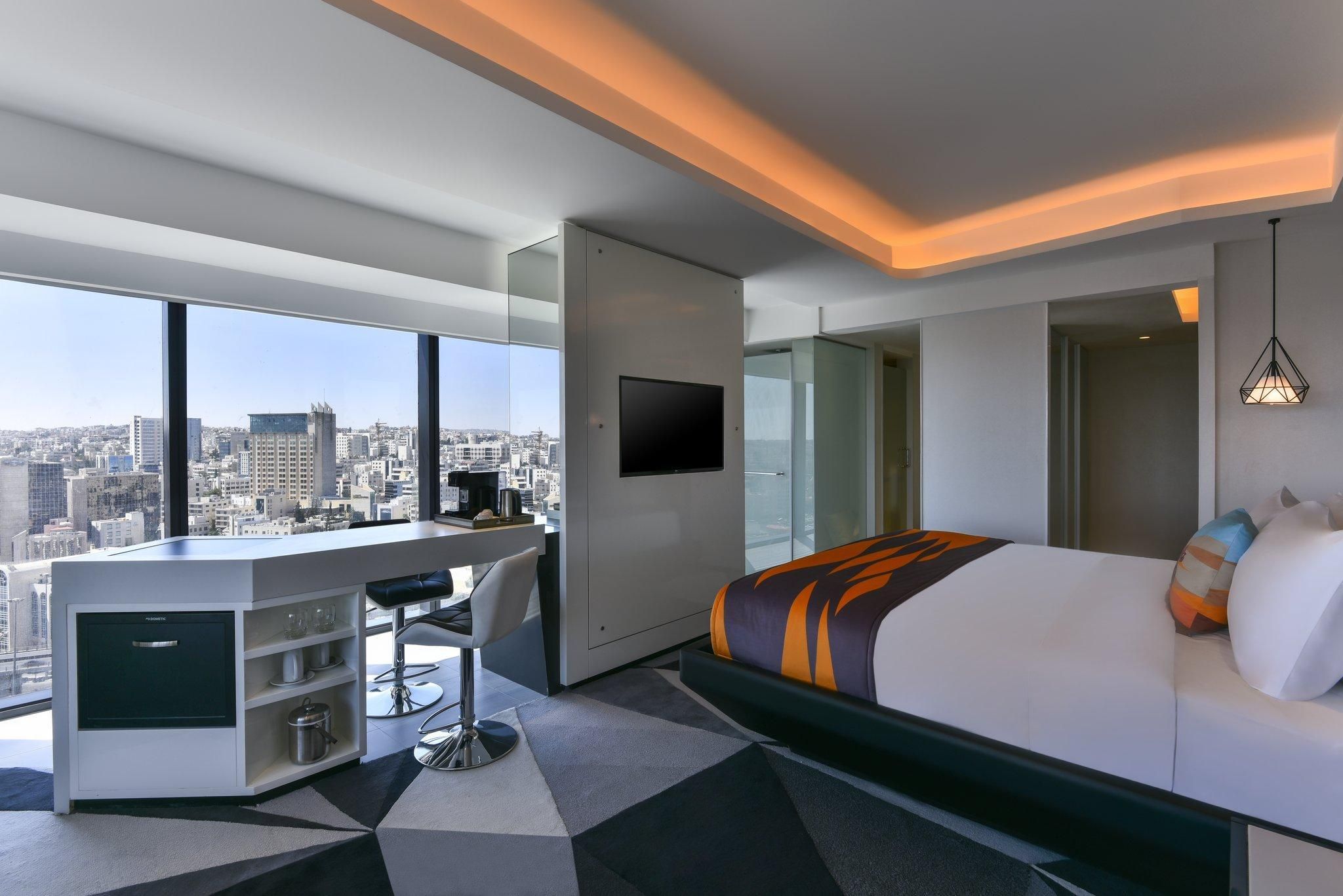 Premier Deluxe, Larger Guest room, 1 King, Corner room