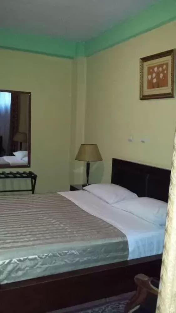 undefined The Lions Den Hotel 8