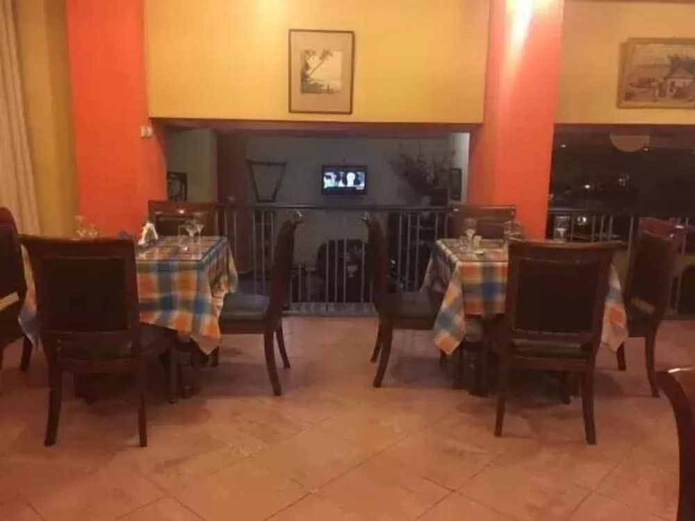 undefined The Lions Den Hotel 8