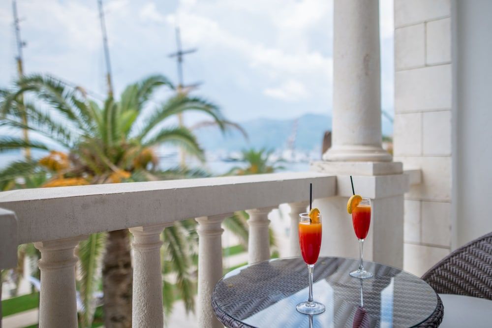 Hotel Astoria Tivat Deluxe Suite, Bay View, Sea Facing 8