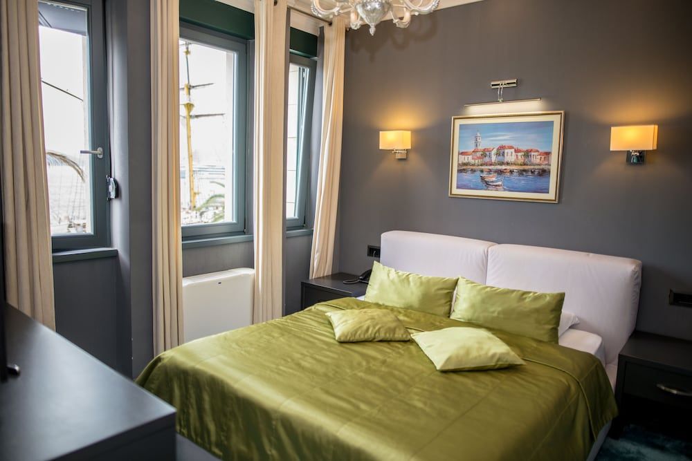 Hotel Astoria Tivat Deluxe Suite, Bay View, Sea Facing 2