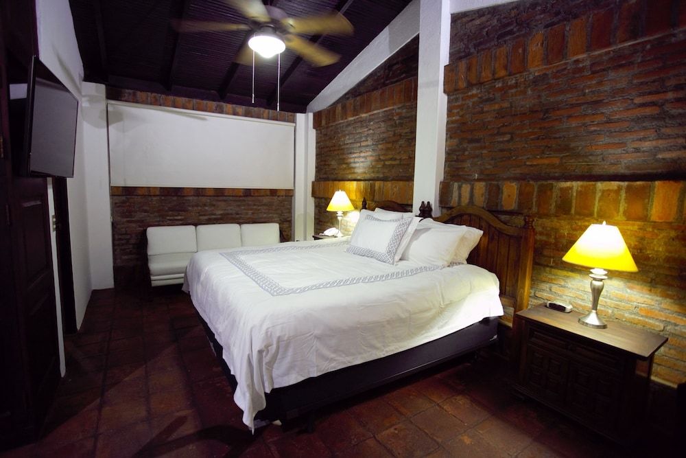 Honeymoon Suite, 1 King Bed, Refrigerator, Poolside (9)