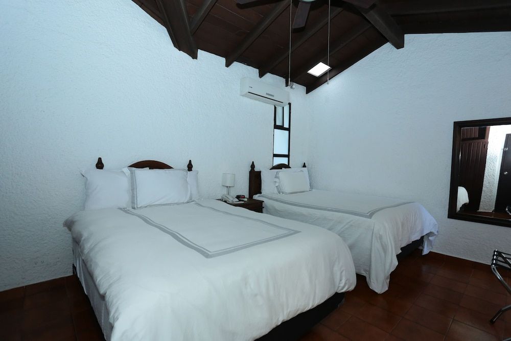 Deluxe Quadruple Room, 2 Queen Beds (6)