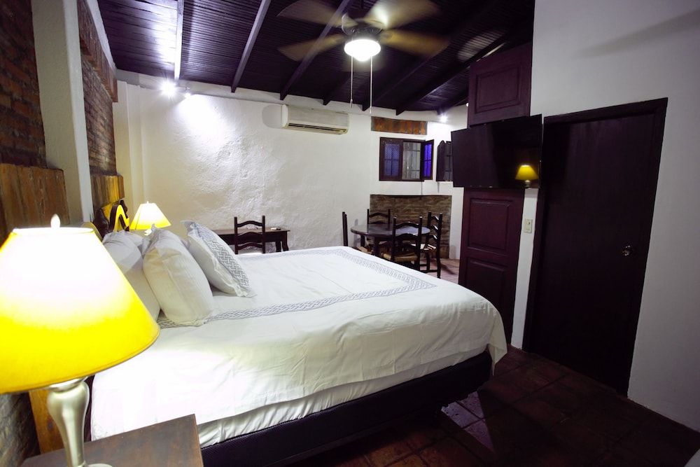 Honeymoon Suite, 1 King Bed, Refrigerator, Poolside (9)