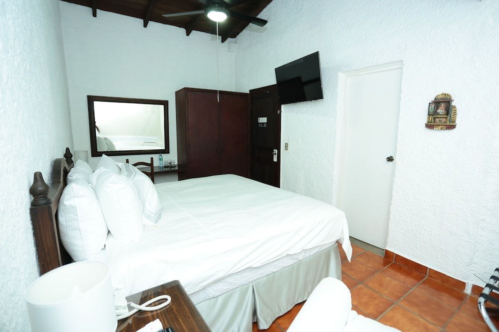 Deluxe Room, 1 King Bed (2)