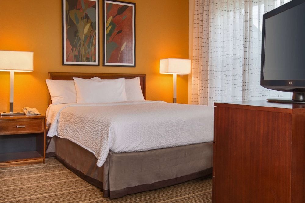 Room, 1 Queen Bed with Sofa bed, Accessible (Mobility Roll in Shower)