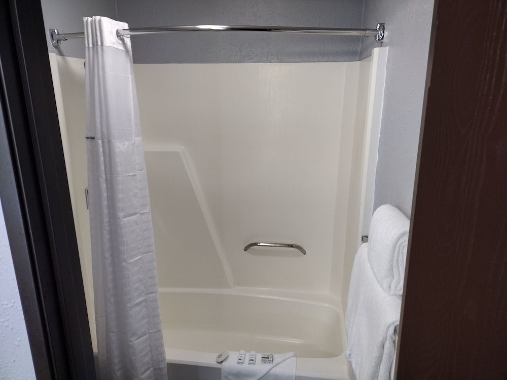 Baymont by Wyndham Duluth/Spirit Mountain Room, 2 Queen Beds, Non Smoking, Pool View 4