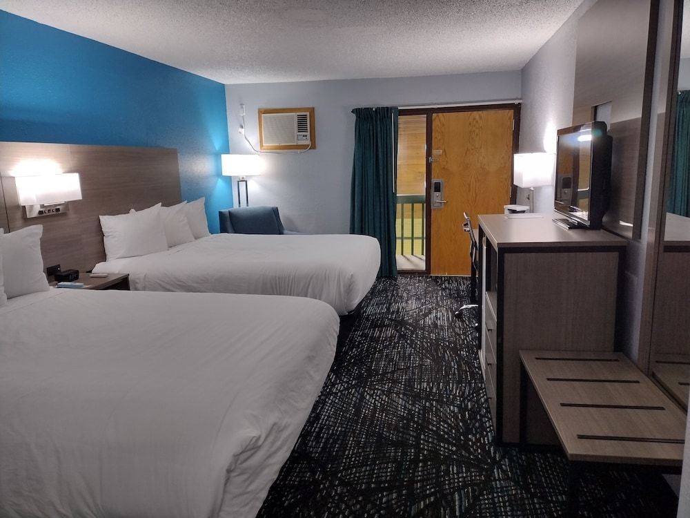 Baymont by Wyndham Duluth/Spirit Mountain Room, 2 Queen Beds, Non Smoking, Pool View 2