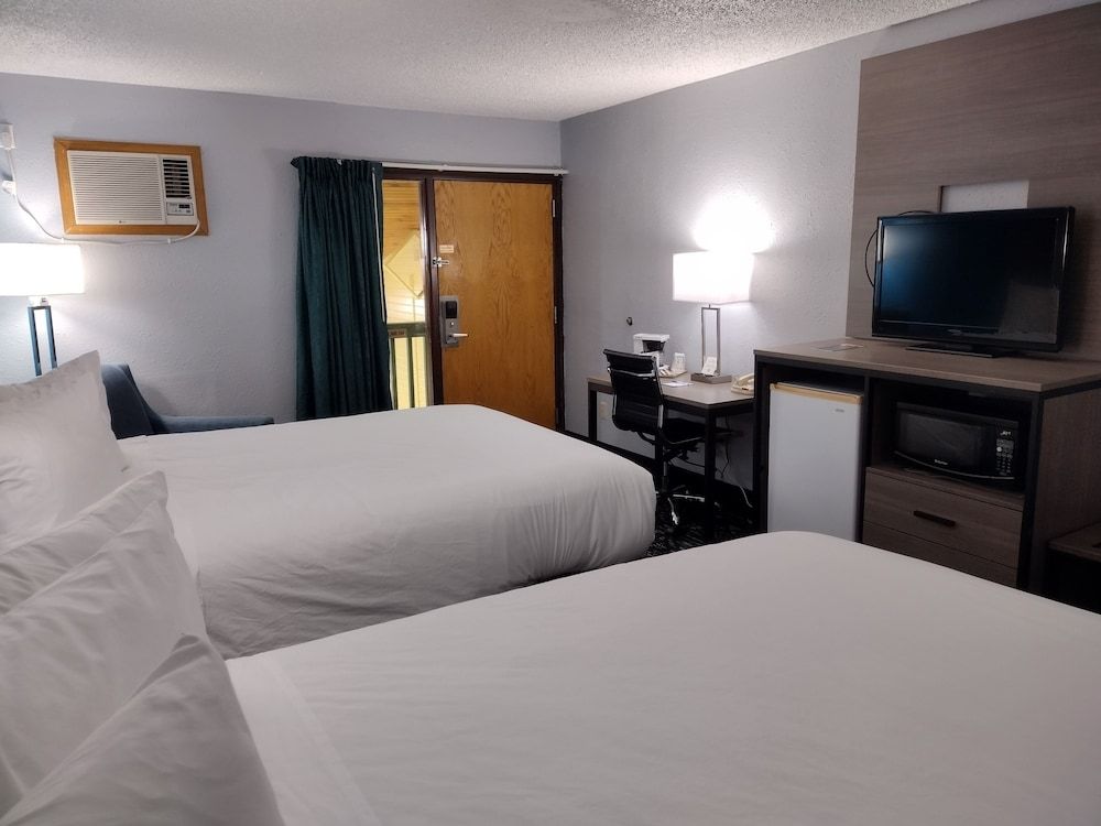 Baymont by Wyndham Duluth/Spirit Mountain Room, 2 Queen Beds, Non Smoking, Pool View