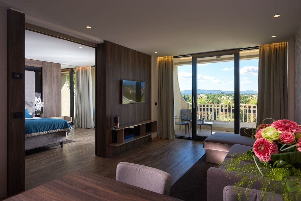 Postojna Cave Hotel Jama Family Suite, 2 Bedrooms, Balcony, Park View 5