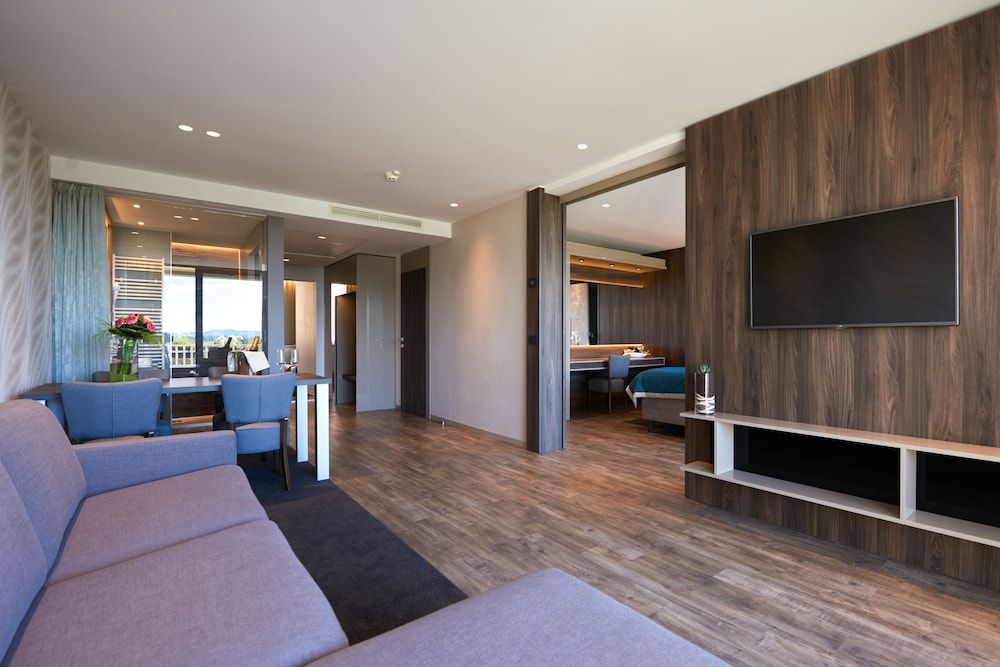 Postojna Cave Hotel Jama Family Suite, 2 Bedrooms, Balcony, Park View 4