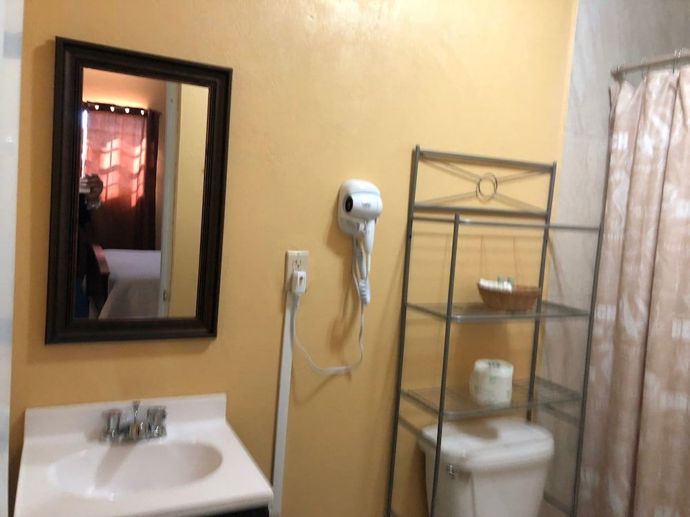 Sunset Ridge Hotel Comfort Single Room, 1 Queen Bed, Accessible, Refrigerator 5