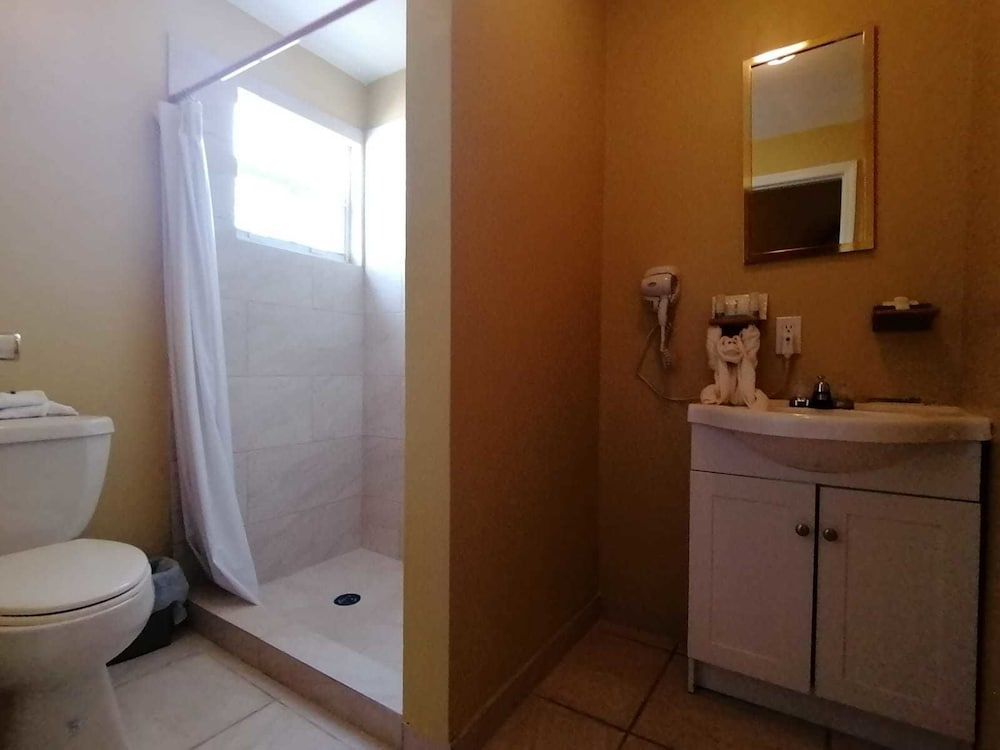 Sunset Ridge Hotel Comfort Single Room, 1 Queen Bed, Accessible, Refrigerator 6