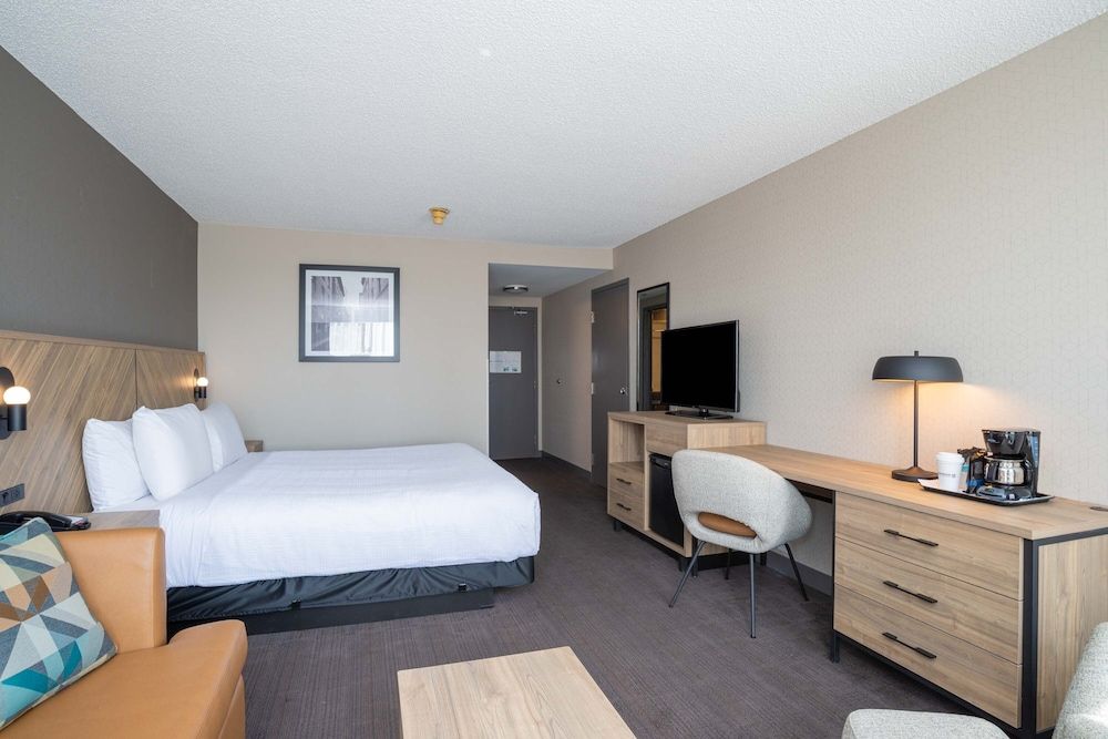 Sandman Hotel Montreal - Longueuil Premium Room, 1 King Bed with Sofa bed, City View (High Floor) 3