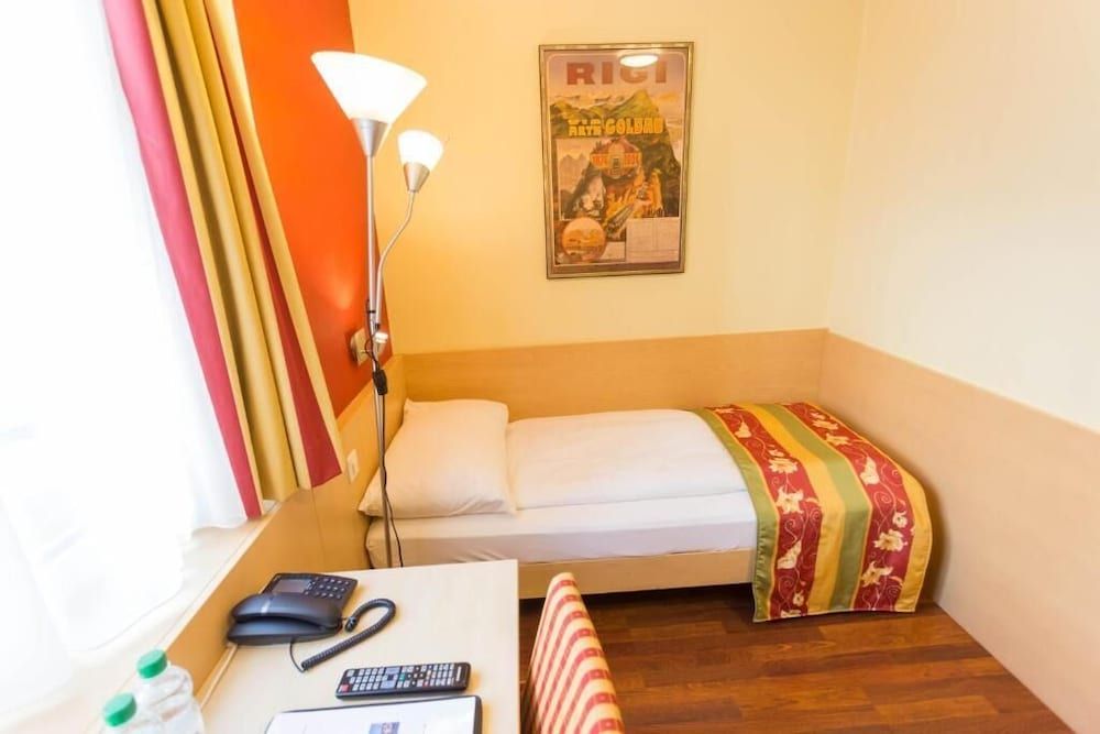 Hotel de la Paix Standard Twin Room 2