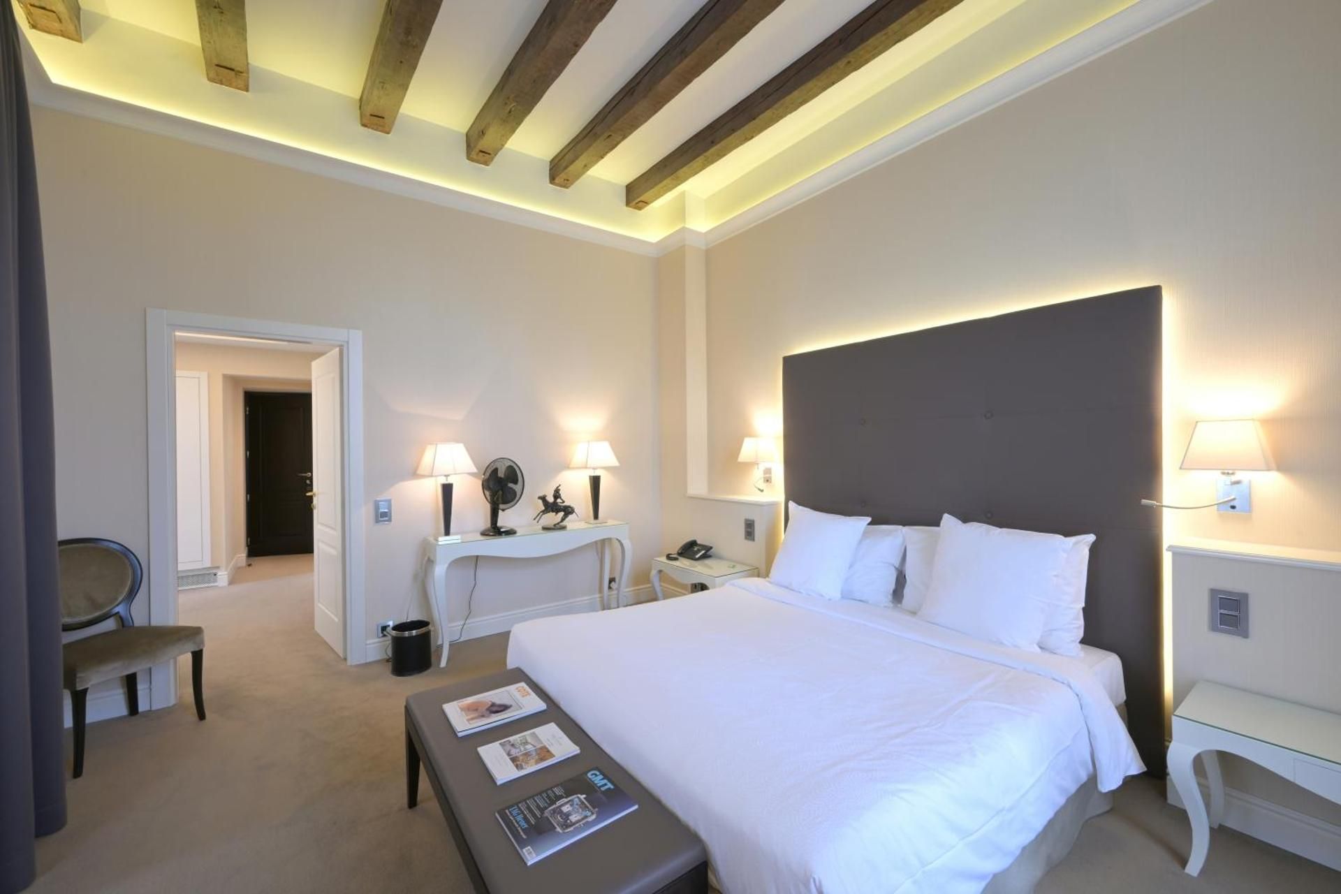 Suite with Lake View