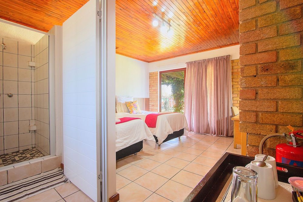 Airport Bird & Game Lodge Standard Twin Room 2