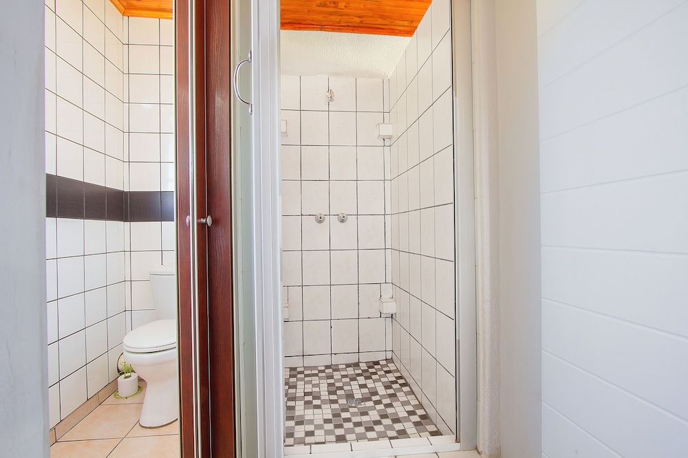 Airport Bird & Game Lodge Standard Twin Room 4