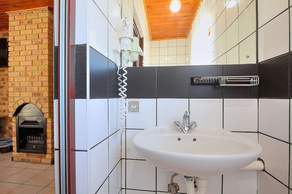 Airport Bird & Game Lodge Standard Twin Room 5