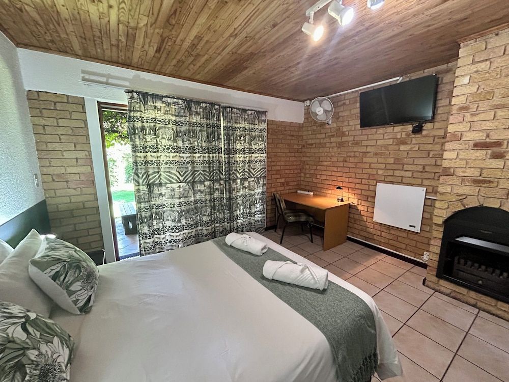 Airport Bird & Game Lodge Standard Double Room 6