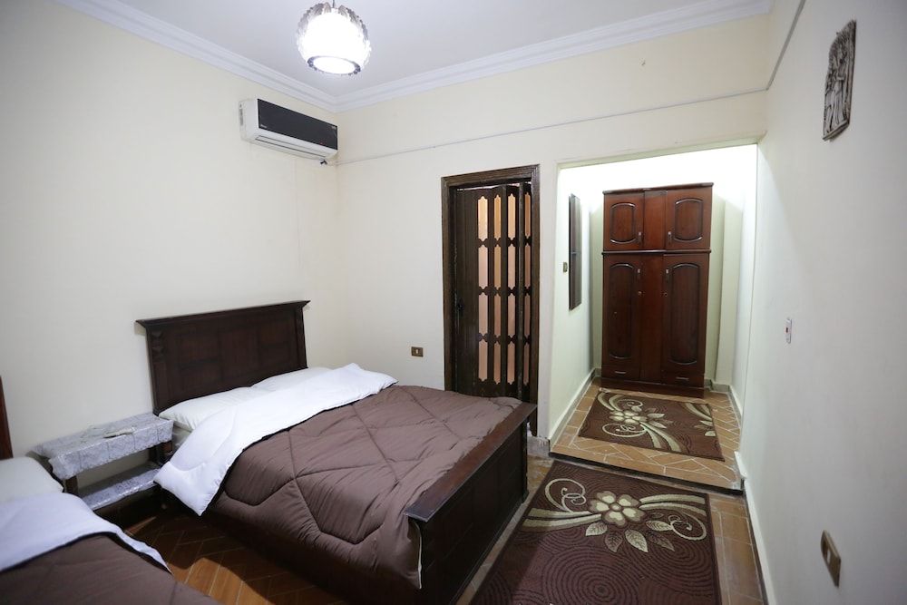 Happy days pyramids inn Single room