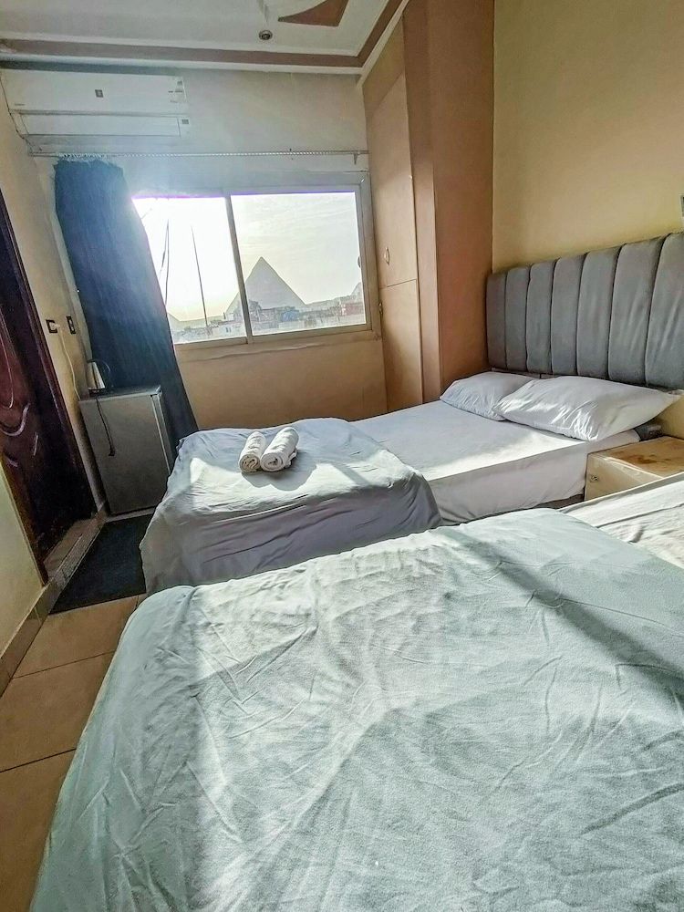 Happy days pyramids inn Double room with mountain view