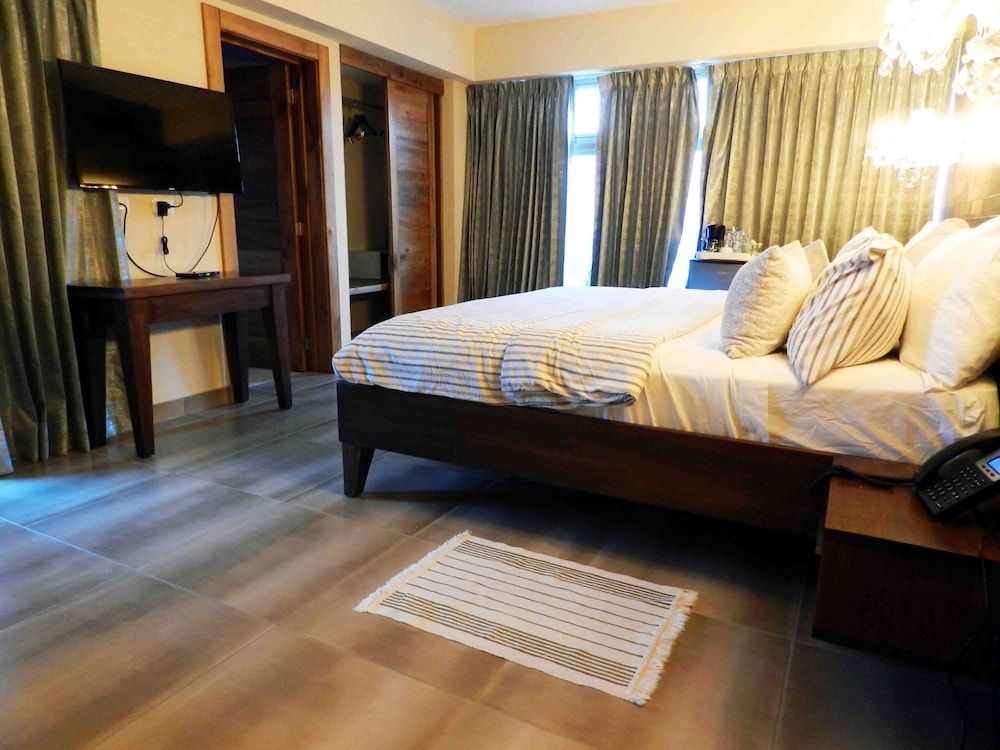 MON Hotel Boutique Junior Suite, Balcony 8