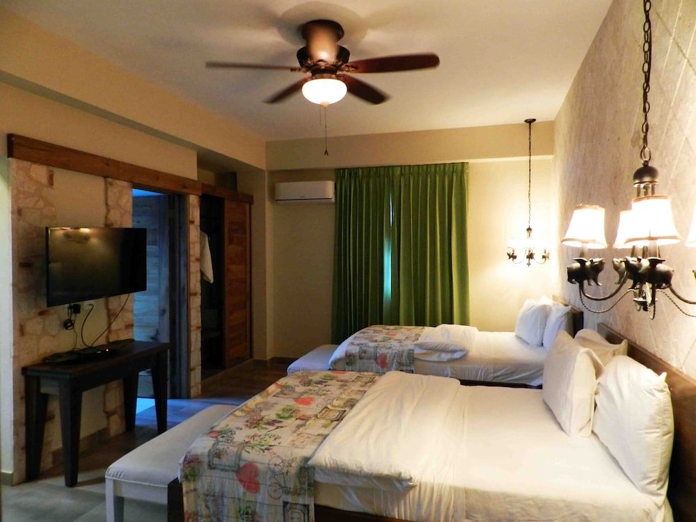 MON Hotel Boutique Deluxe Double Room, 2 Double Beds 3