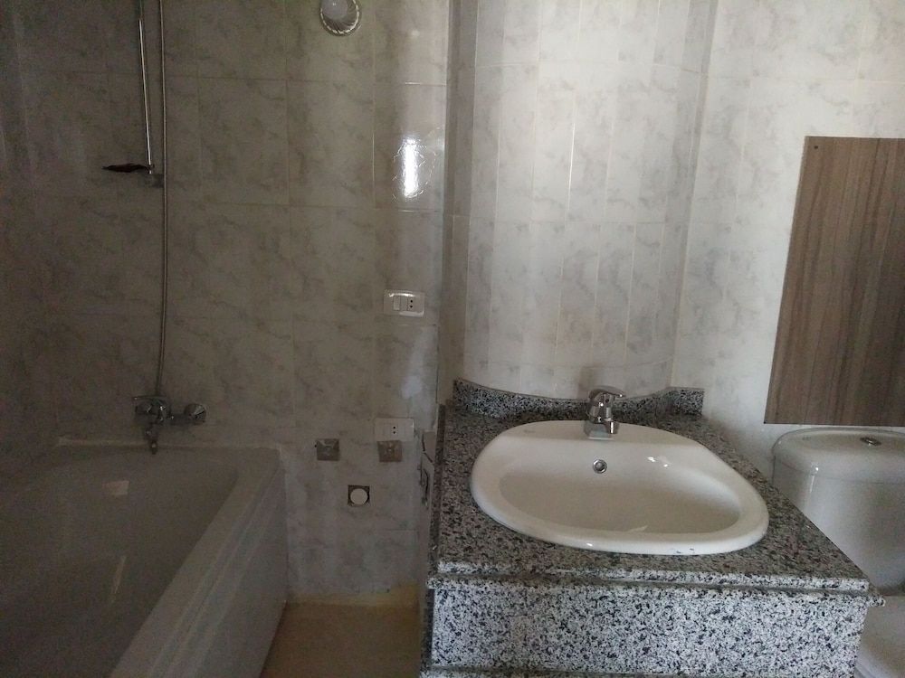 Royal NJ Hotel Family Quadruple Room, Accessible, Garden View 6