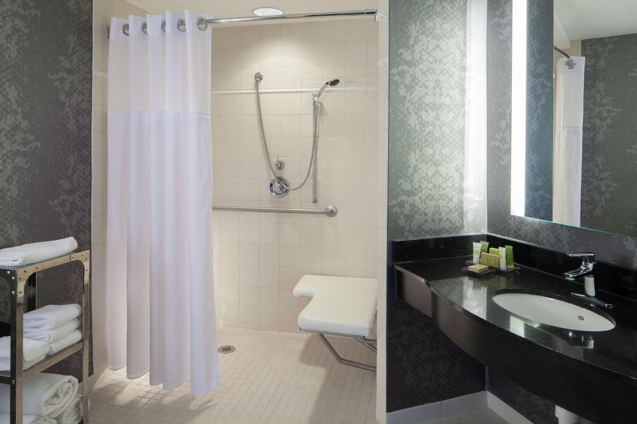 1 KING MOBILITY/HEARING ACCESS W/ RI SHWR