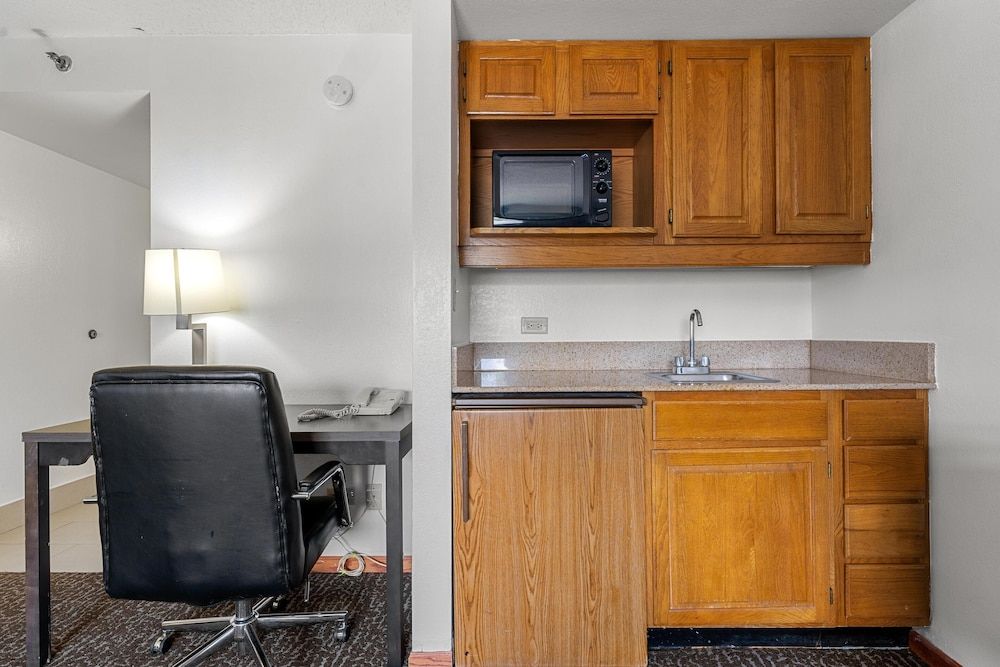 Chicago Club Inn & Suites Grand Executive Suite 6