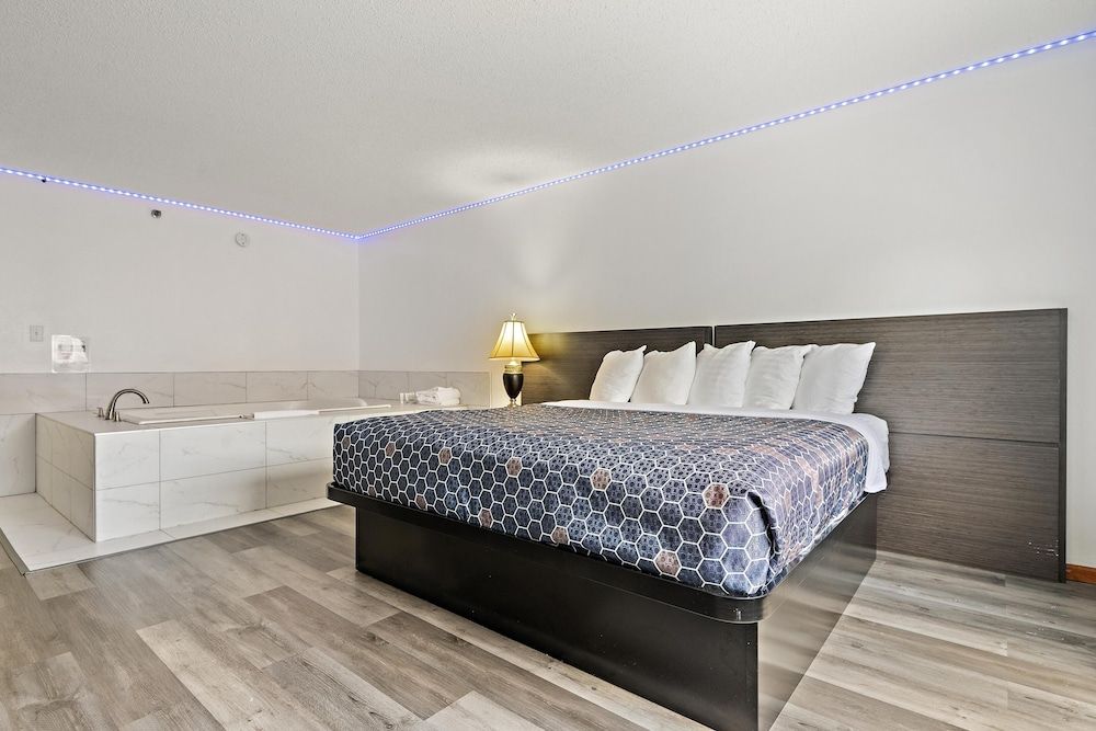 Chicago Club Inn & Suites LUSH Suite,1 King Bed, Jetted Tub 2