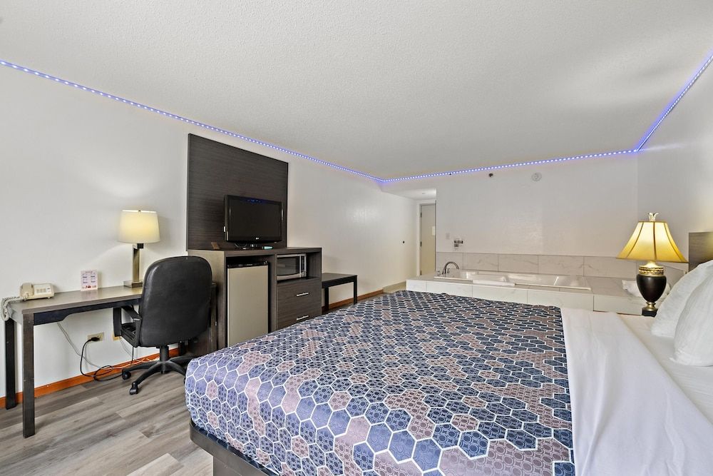 Chicago Club Inn & Suites LUSH Suite,1 King Bed, Jetted Tub