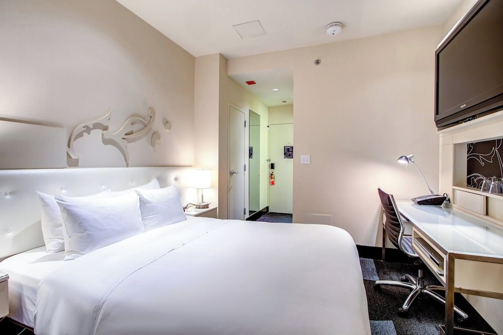 THE MIDLAND HOTEL, Chicago, a Tribute Portfolio Hotel Room, 1 Queen Bed, Non Smoking