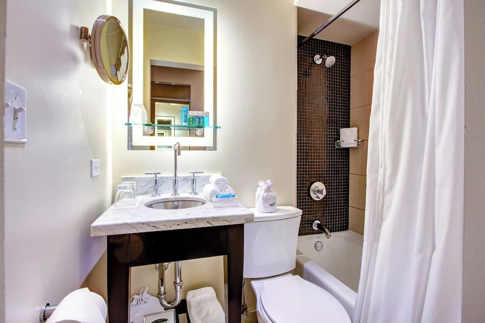 THE MIDLAND HOTEL, Chicago, a Tribute Portfolio Hotel Room, 1 Queen Bed, Non Smoking 3