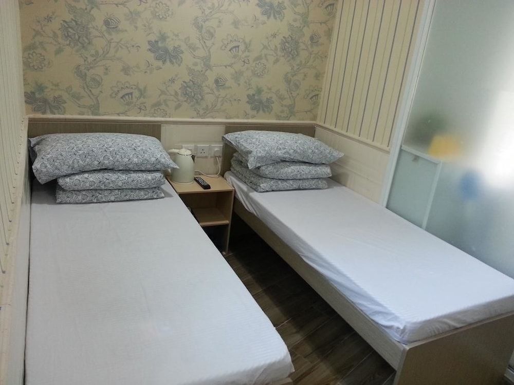 K&B Hostel Twin Room, No Windows 3