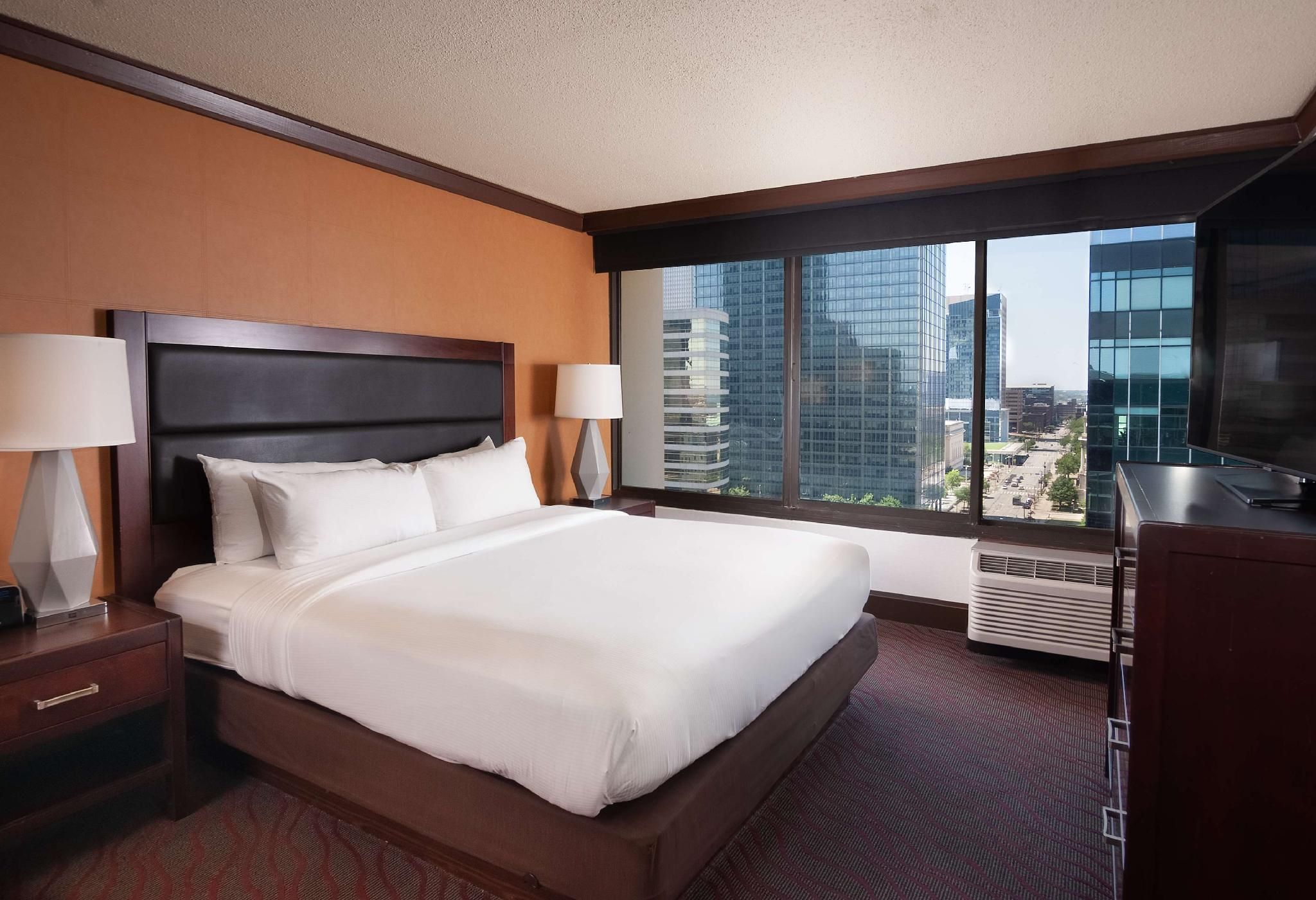 1 KING BED 2 ROOM SUITE - HIGH FLOOR