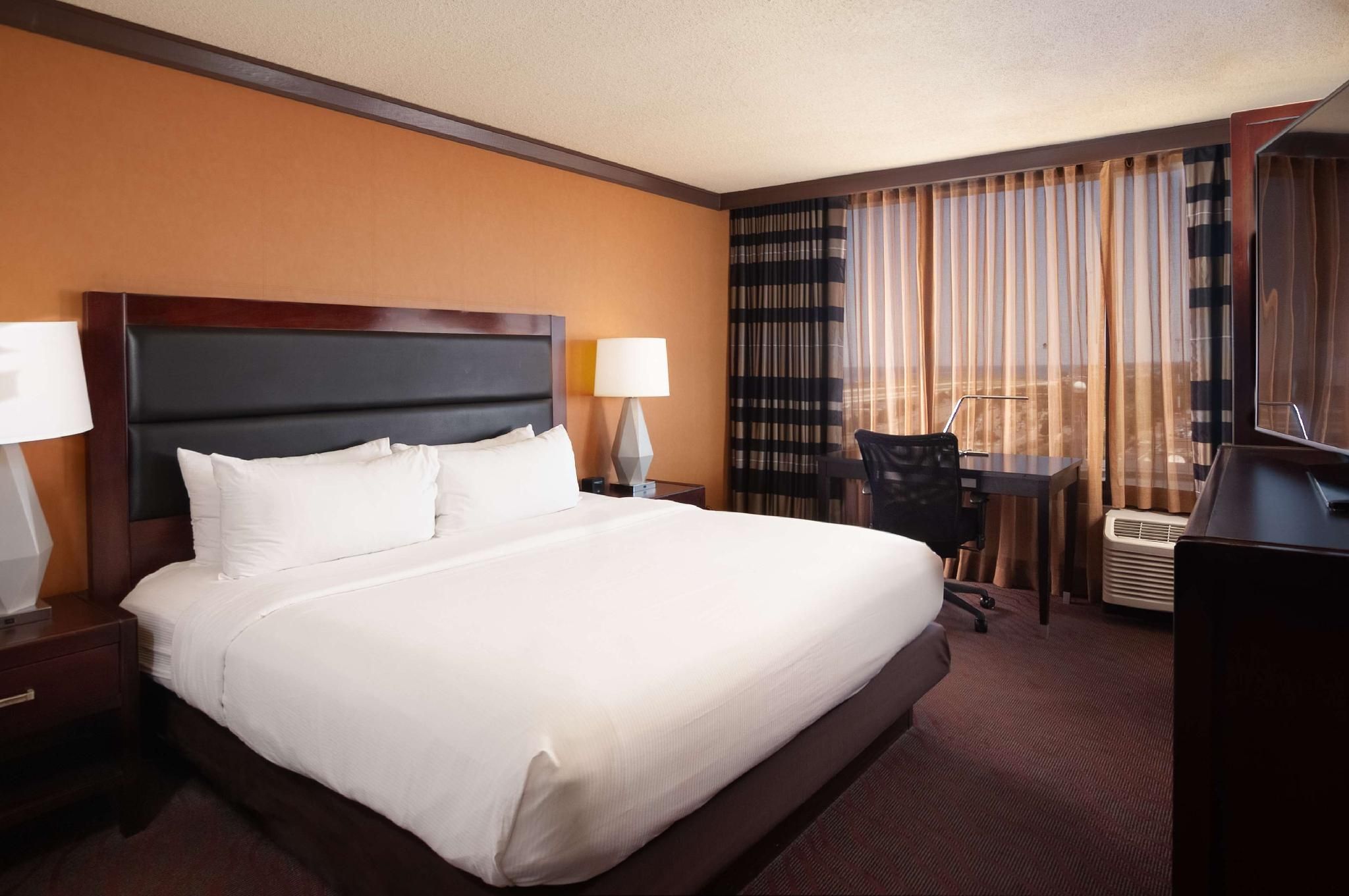 DoubleTree by Hilton Hotel Cleveland Downtown - Lakeside 1 KING W/ SOFA MOBILTY ACCESS - BATHTUB