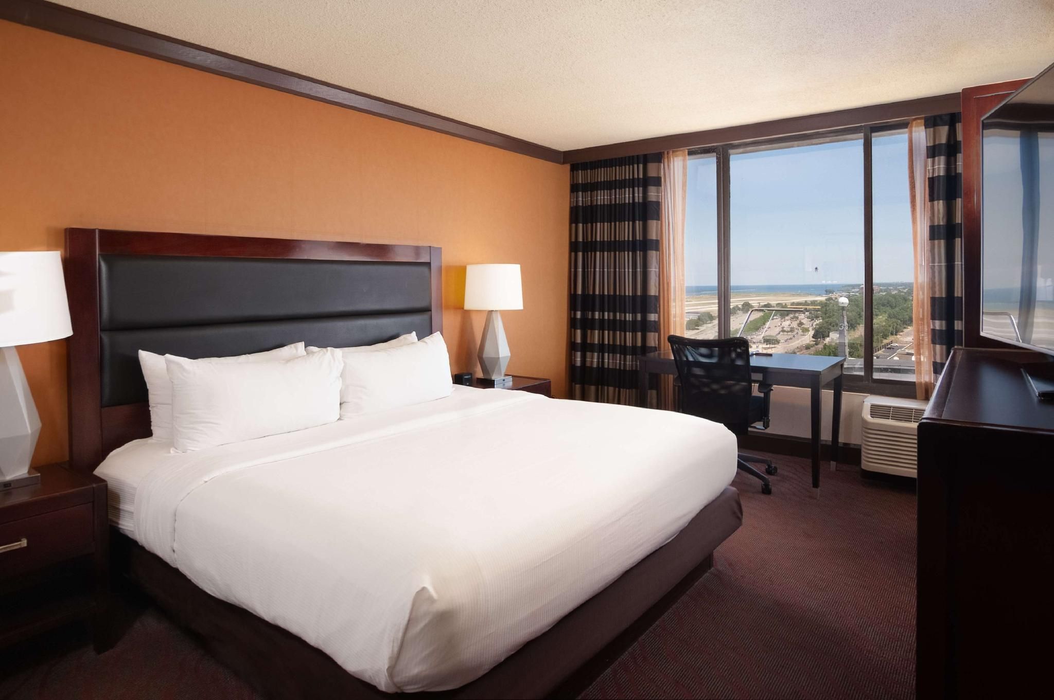 1 KING BED DELUXE - HIGH FLOOR - NONSMOKING