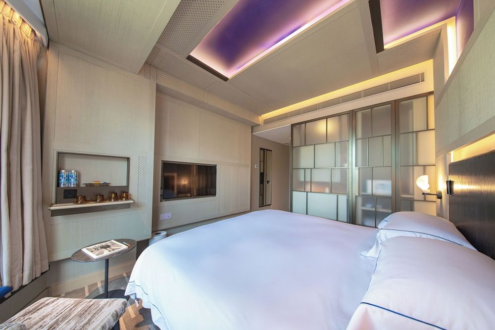 The Emperor Hotel Deluxe Room 3