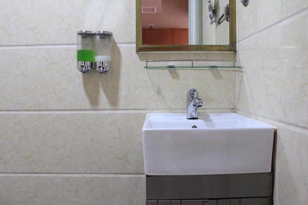 Toronto Inn Twin Room 9