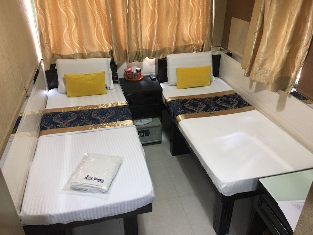 Toronto Inn Twin Room 5