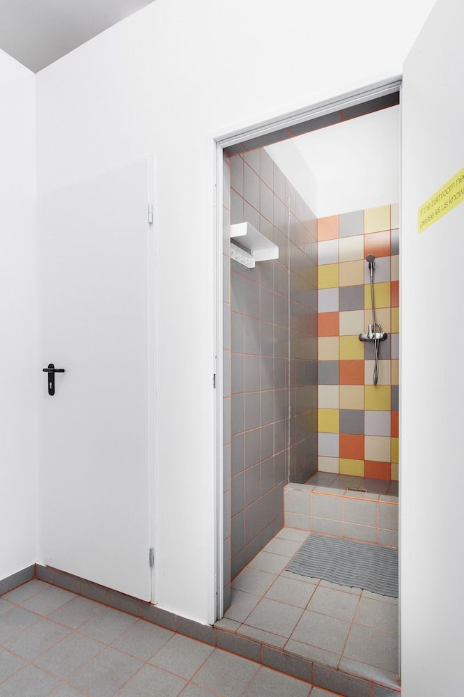 Avenue Hostel 6 Bed Room with Shared Bathroom 7