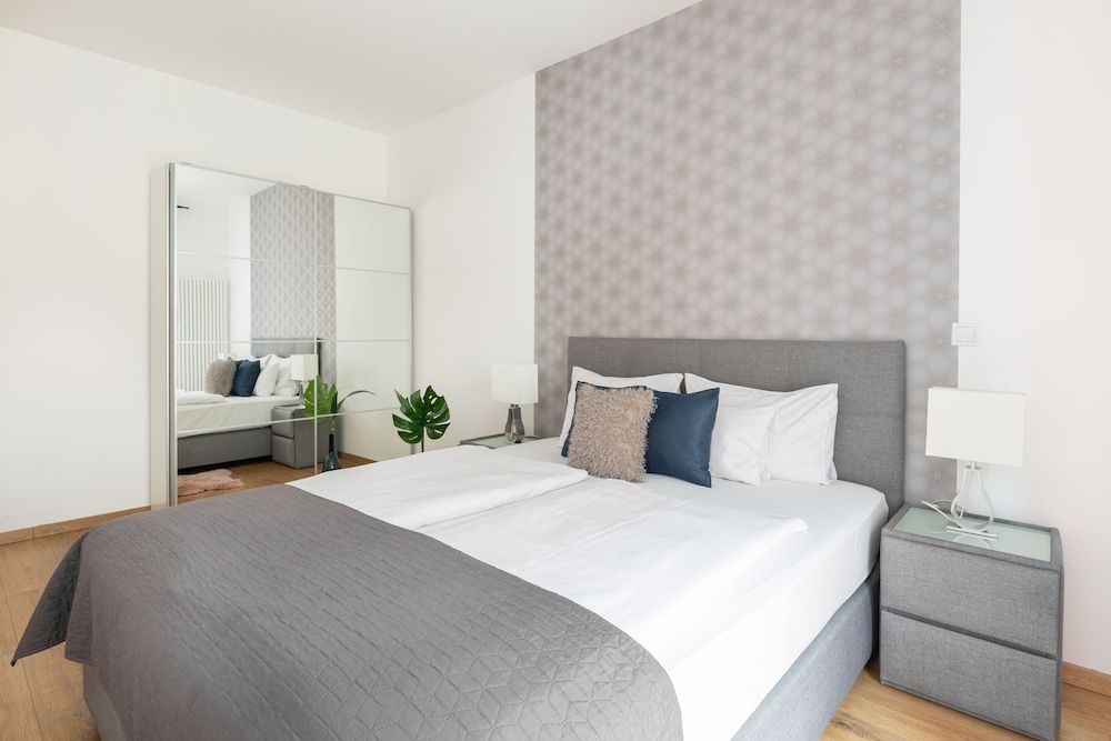 SWU Broadway Superior Apartment, 1 Bedroom, Balcony 2