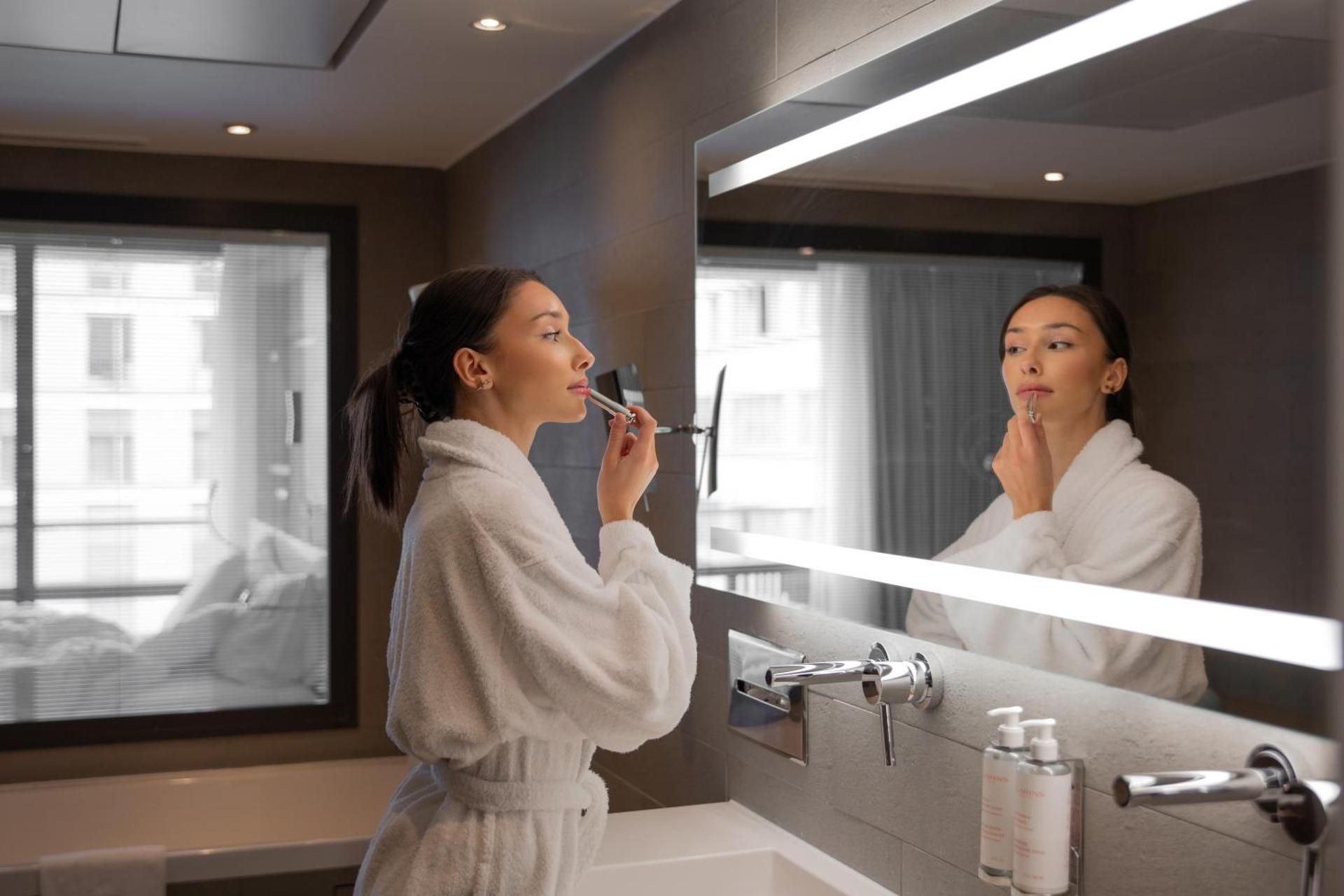 TROCADERO SUITE, 1 King and 1 sofa bed for 2, balcony, Eiffel Tower view