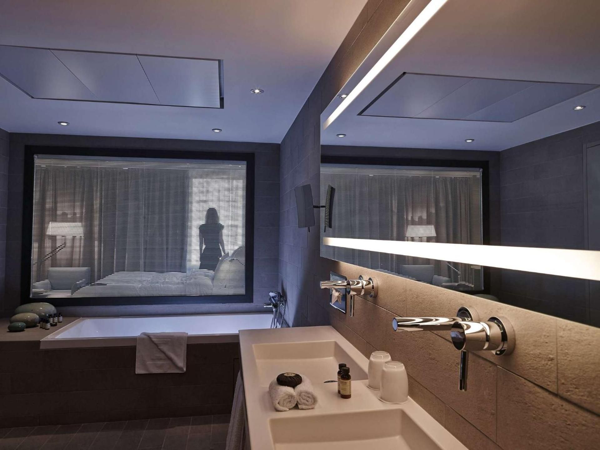 TROCADERO SUITE, 1 King and 1 sofa bed for 2, balcony, Eiffel Tower view