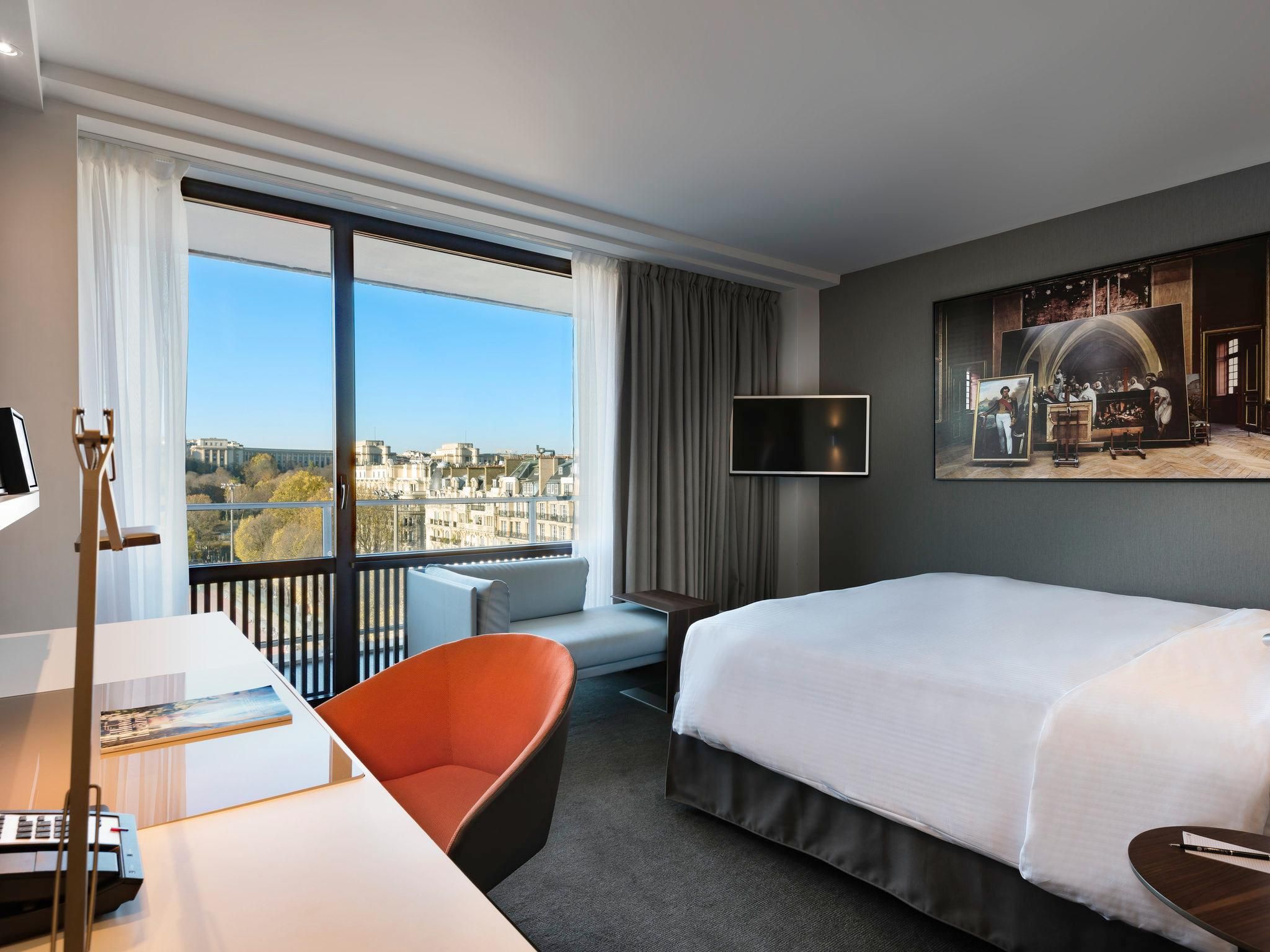 Deluxe Twin Room with Eiffel Tower View and Balcony