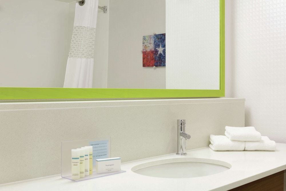 Hampton Inn Houston-Brookhollow Room, 2 Queen Beds 5