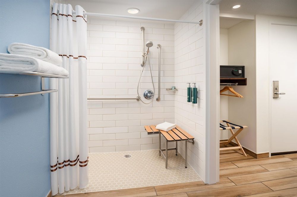 DoubleTree Resort by Hilton Grand Key - Key West Room, 1 King Bed, Accessible, Non Smoking 11