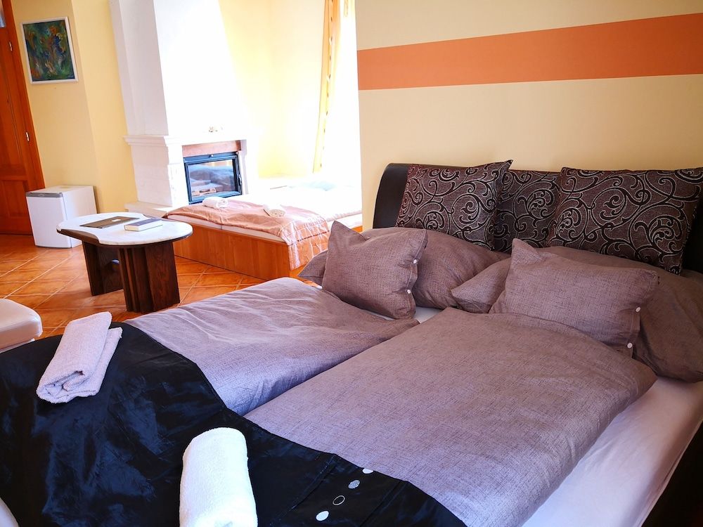 Suite, 1 King Bed with Sofa bed